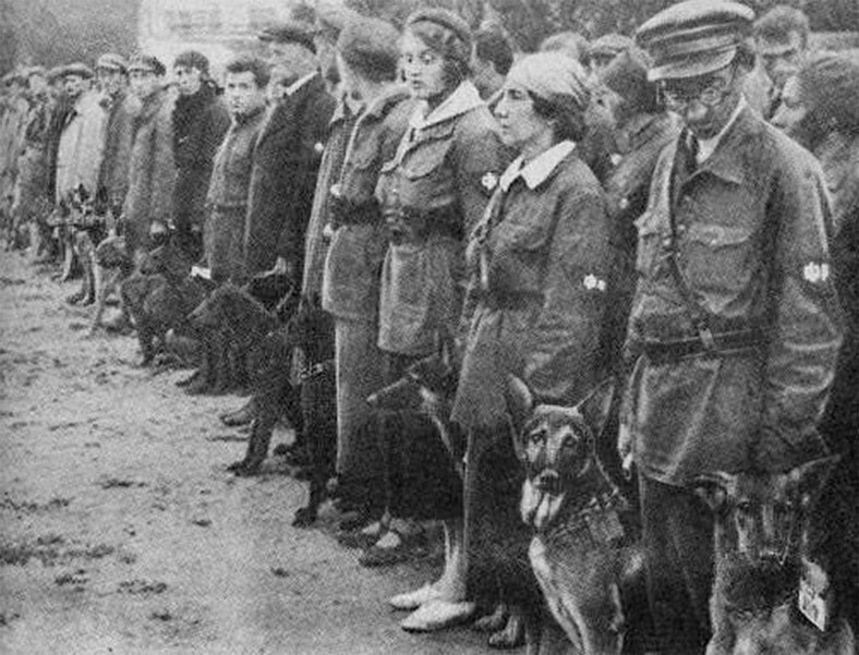 Treserzy psów w sowieckiej szkole wojskowej w 1931 r.
