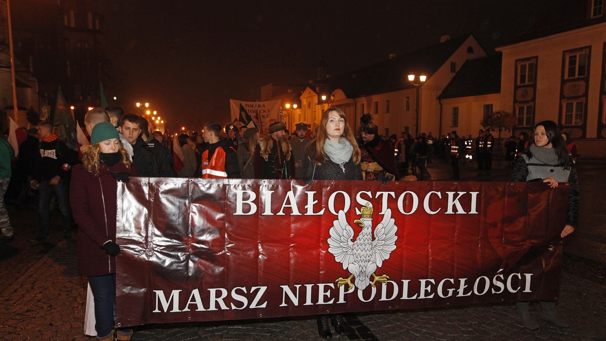 Organizowany przez środowiska prawicowe Marsz Niepodległości przeszedł w poniedziałek wieczorem w przeddzień Święta Niepodległości ulicami Białegostoku. Wzięli w nim udział zarówno najmłodsi mieszkańcy miasta, jak i seniorzy.