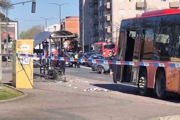 (FOTO) PUKLA ŠOFERŠAJBNA, STANICA URUŠENA Teška nesreća u Nišu: Autobus udario u stajalište, policija na licu mesta