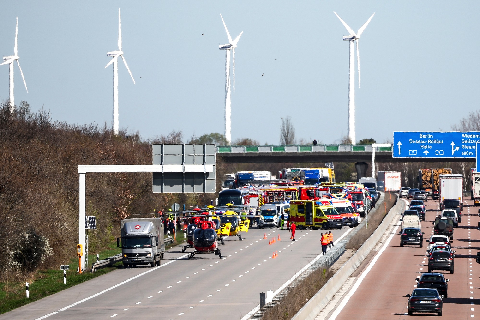 K havárii došlo na diaľnici A9, keď poschodový autobus zišiel z cesty a prevrátil sa.