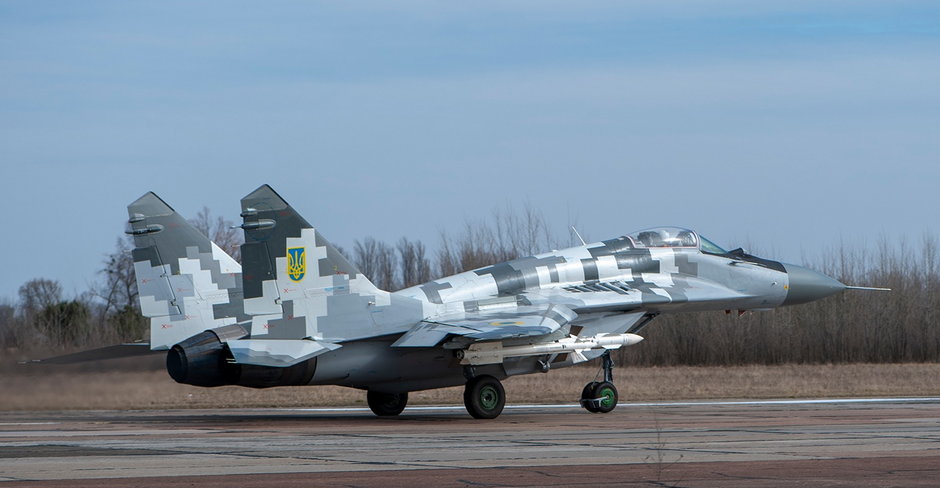Jeden z przywróconych do służby po wybuchu wojny myśliwców MiG-29 w pospiesznie nałożonym kamuflażu przypominającym przedwojenny tzw. wzór cyfrowy