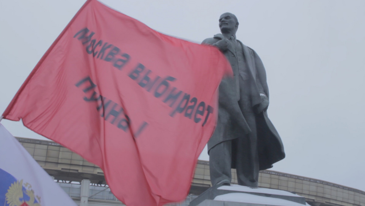 Tytuł jest pytaniem, które twórcy tego głośnego dokumentu zadają… właśnie, komu? Na pewno sobie, bo film jest zaangażowany i "podyktowany" nastrojami przede wszystkim tej jednej, antyputinowskiej części "wielkiej" Rosji. Wielkiej na tyle, że nie jesteśmy w stanie ocenić, jaki tak realnie procent społeczeństwa jest przeciwny obecnemu prezydentowi. Z filmu to nie wynika. W dokumencie pojawiają się tak samo zdecydowani oraz pewni swoich racji oponenci, jaki i wyborcy Putina, którzy zaufali jego wizji. Gloryfikują rządy prezydenta Rosji oraz to, jak "dobrze im się dzisiaj żyje".