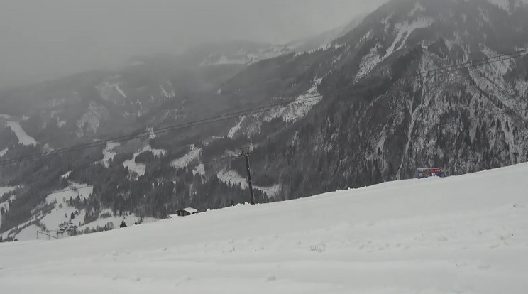 A friss hó ellenére magányosan árválkodik a kapruni sípálya Ausztriában / Fotó: webkamera