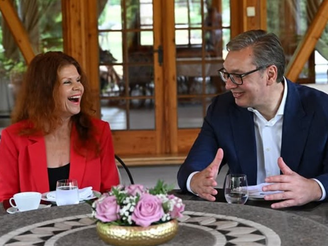 Lolita i Vučić