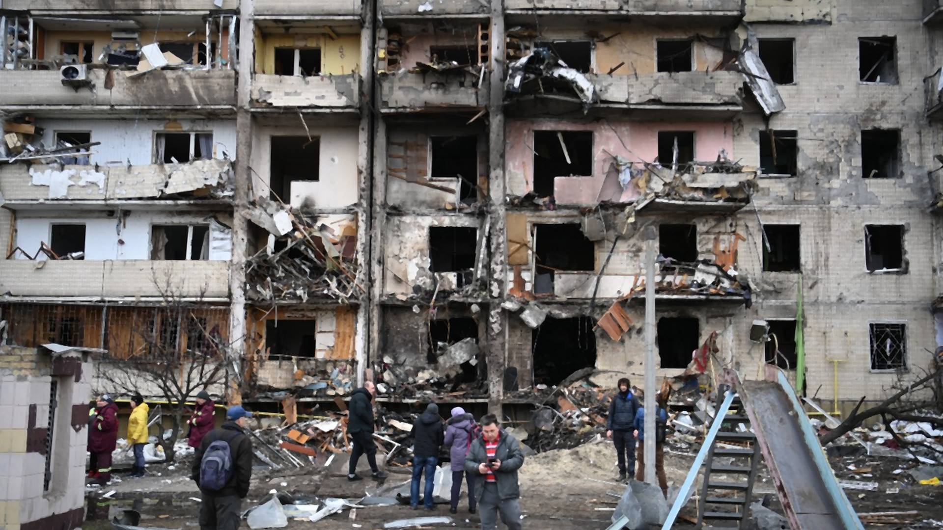 Dramatični snimci iz Kijeva: Granata pogodila stambenu zgradu, nekoliko spratova uništeno