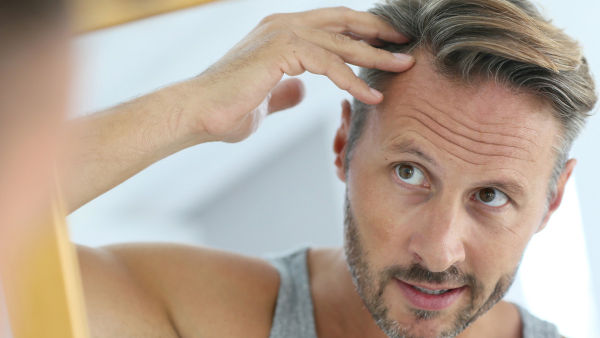 <strong>Wypadanie włosów jest wstydliwą dolegliwością. To nie tylko utrata kosmyków, ale również dyskomfort, jaki jest z tym związany. Problemy z wypadającymi włosami dotyczą zarówno kobiet, jak i mężczyzn. Jeżeli zauważasz u siebie wzmożoną utratę kosmyków, nie powinieneś zwlekać. Szczególnie że tendencję do wypadających włosów mają dużo częściej właśnie mężczyźni. Jakie środki stosować, aby uzyskać zadowalające efekty? </strong>