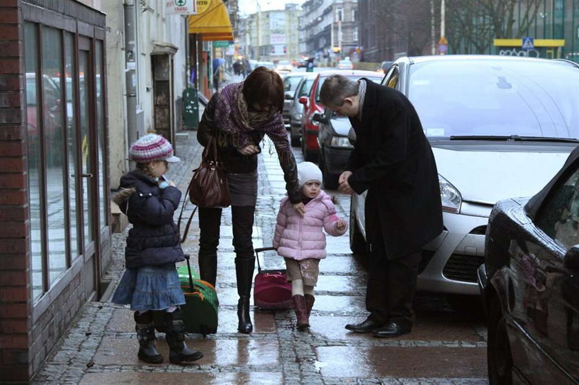 Dzieci Napieralskiego same taszczą walizy