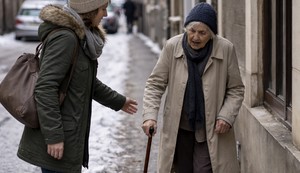 Mlađa osoba ustupa prolaz starijoj gospođi, ilustracija