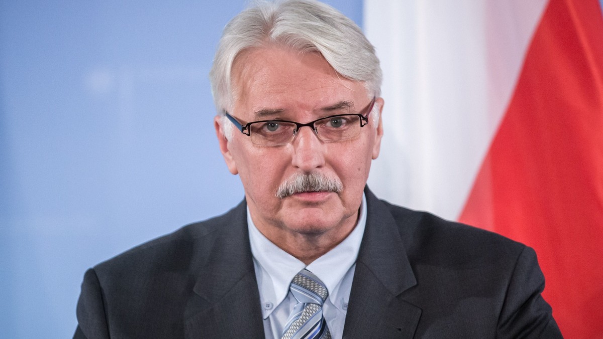 Minister Witold Waszczykowski otrzymał krytyczną, wstępną wersję raportu Komisji Weneckiej na temat działań PiS odnośnie Trybunału Konstytucyjnego. Na raport czeka m.in. Komisja Europejska, która wszczęła procedurę praworządności. Polska traci wizerunkowo, rząd jest od miesięcy pod ogniem krytyki. Czy uda się mu ugasić pożar, zważywszy skuteczność jego dyplomacji? Badani w sondażu Ariadna ocenili 100 dni polityki zagranicznej PiS. Jak na razie przeważają oceny negatywne. Czy pozytywną rolę w rozwiązaniu problemu może odegrać prezydent Andrzej Duda, którego oceny się poprawiają?