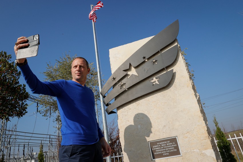 Spomenik Bou Bajdenu, pokojnom sinu akteulnog predsednika SAD-a, postavljen je u blizini Uroševca