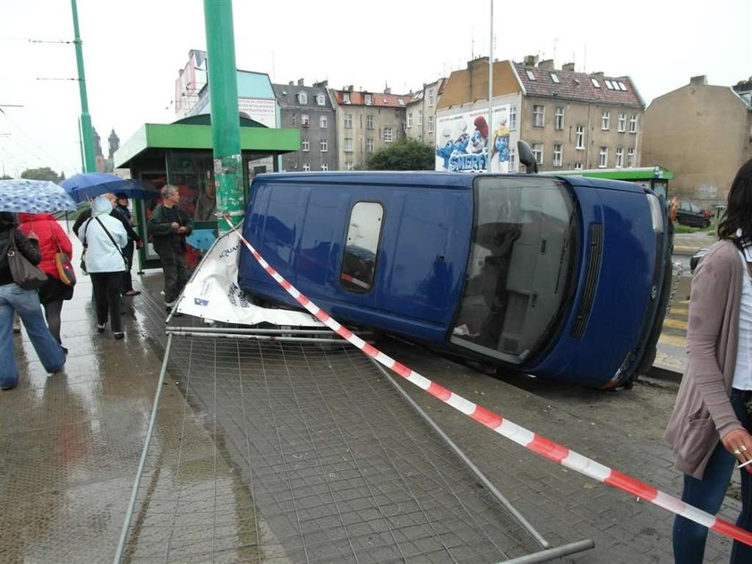 Bus wjechał w przystanek