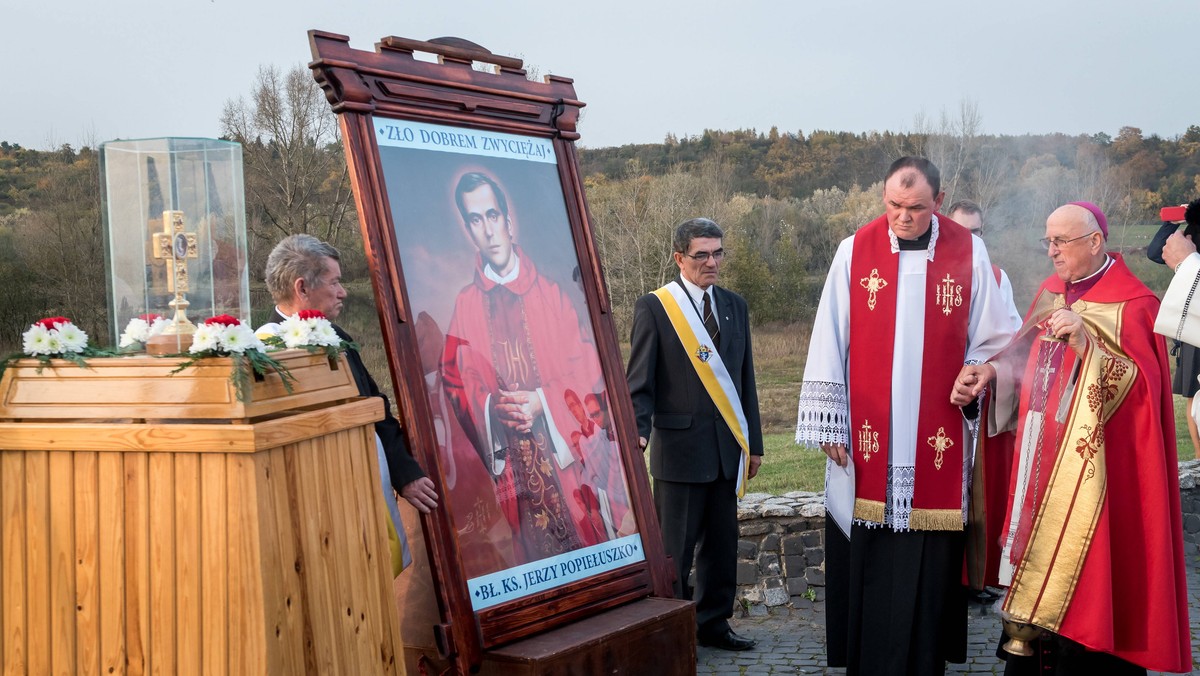 Dziś upamiętniamy 33 rocznicę śmierci Ks. Jerzego Popiełuszki. 19 października 1984 r. funkcjonariusze IV Departamentu MSW: Grzegorz Piotrowski, Waldemar Chmielewski i Leszek Pękala zamordowali ks. Jerzego Popiełuszkę, kapelana Solidarności i księdza ludzi pracy. Wszyscy skazani w procesie morderców księdza Popiełuszki wyszli z więzienia przed upływem całej kary.