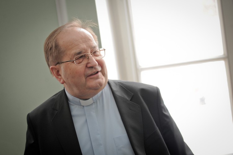 <b>7. O. Tadeusz Rydzyk</b>
<br>
<br>
Nieoficjalny prymas Polski, od lat sprawuje rząd dusz w Kościele nad Wisłą. Jego wpływy jednak nieco spadły, a wszystko dlatego, że w 2013 r. w eterze pojawiła się konkurencyjna wobec Telewizji Trwam prawicowa stacja TV Republika. Wywołało to jego wściekłość, ale też (jak wieść niesie) uczucie ulgi wśród polityków PiS, dotąd skazanych na medialną łaskę lub niełaskę redemptorysty.