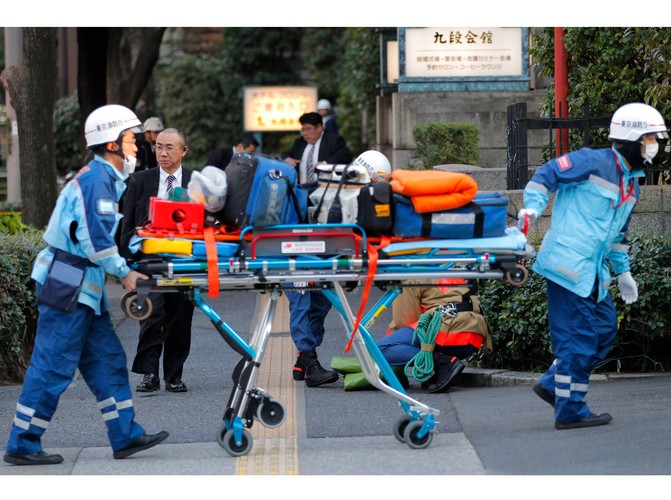 Tokijskie służby ratunkowe w akcji po trzęsieniu ziemi