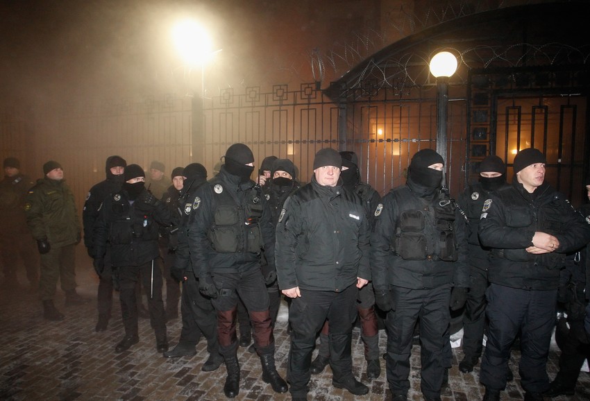 Ukrajinska policija čuva rusku ambasadu u Kijevu, usled protesta nakon zaplene brodova