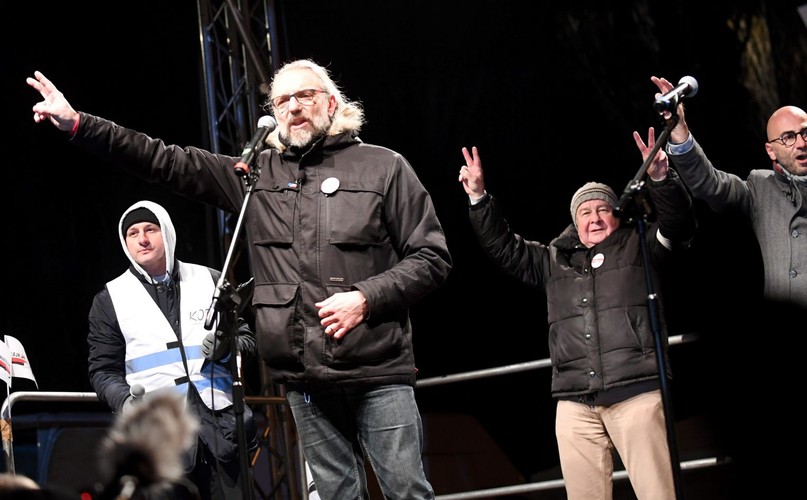 Lider KOD Mateusz Kijowski (L) i wiceprzewodniczący zarządu głównego KOD Radomir Szumełda (P) podczas marszu Komitetu Obrony Demokracji 'Stop Dewastacji Polski!'