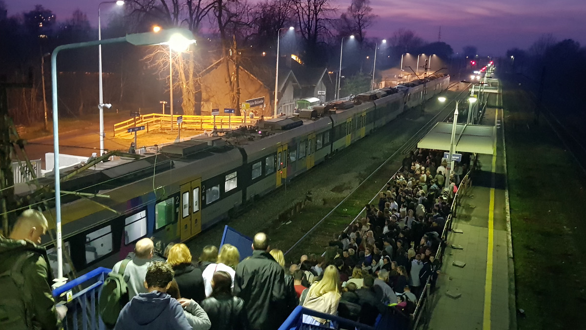 Pociąg kolei małopolskich, jadący z Dworca Głównego w Krakowie do Nowego Sącza, uległ awarii na stacji w Bieżanowie. Pociąg ma już godzinę opóźnienia, ale wygląda na to, że pasażerowie będą musieli poczekać jeszcze dłużej.