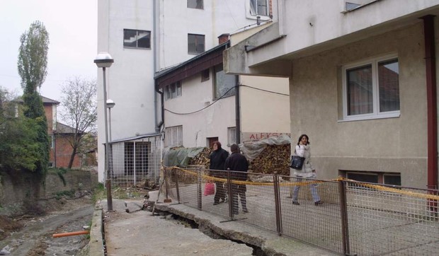 531190_komunalci-ugrozili-stabilnost-visespratnice-foto-gvozden-zdravic