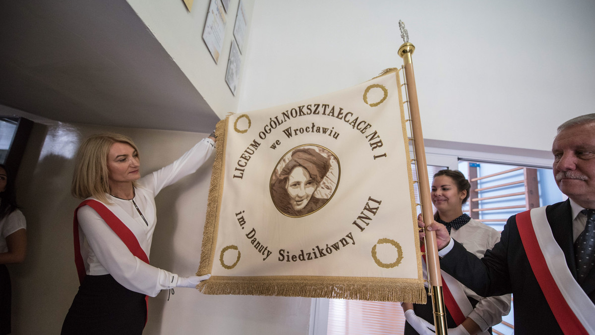 I Liceum Ogólnokształcącemu we Wrocławiu nadano dziś imię Danuty Siedzikówny ps. Inka. Ta legendarna sanitariusza Armii Krajowej została patronką szkoły w 88. rocznicę urodzin i kilka dni po 70. rocznicy śmierci. Na swego patrona wybrali ją uczniowie w szkolnym referendum.