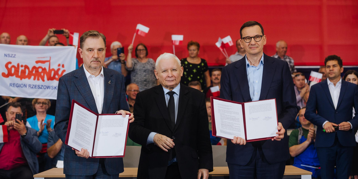 Premier Mateusz Morawiecki, prezes PiS Jarosław Kaczyński i szef Solidarności Piotr Duda podpisali porozumienie. Pracujący dostaną nagrody w tym roku od rządu. Właśnie wyciekły kwoty