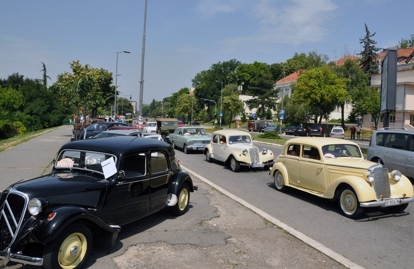 Kolona retkih automobila posle izložbe produžila je do Vinče