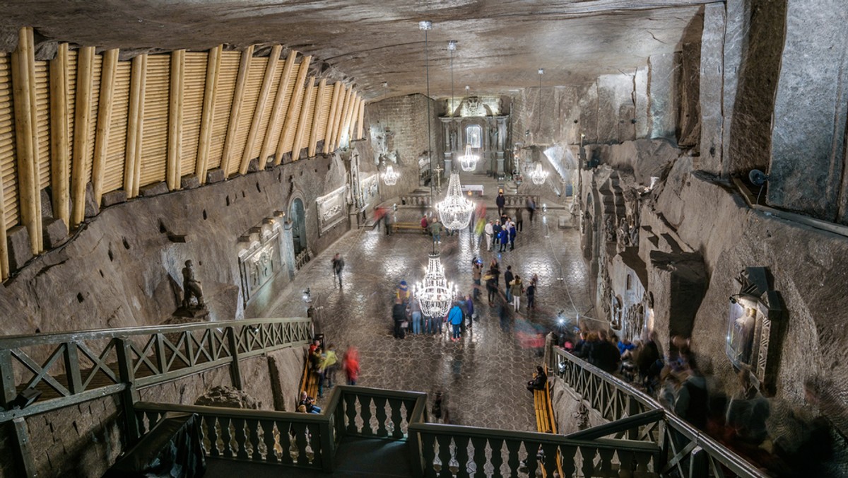 Zabytkowa kopalnia soli w Wieliczce odwołała tegoroczną uroczystość barbórkową z powodu katastrofy w kopalni Rudna, w której zginęło ośmiu górników, a dziewięciu zostało poszkodowanych. Z zaplanowanych uroczystości odbędzie się jedynie msza św. w intencji ofiar.