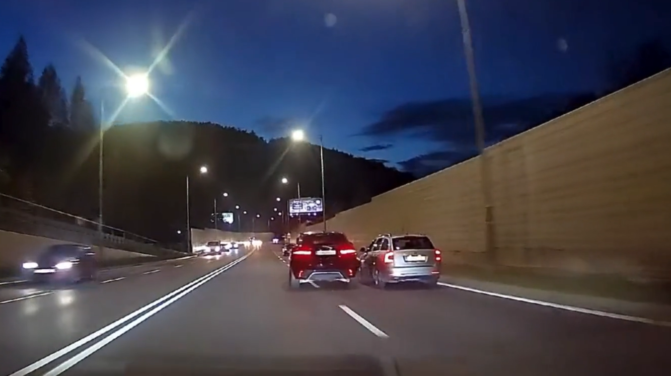Vodička vytlačila ďalšie auto blízko protihlukovej steny.