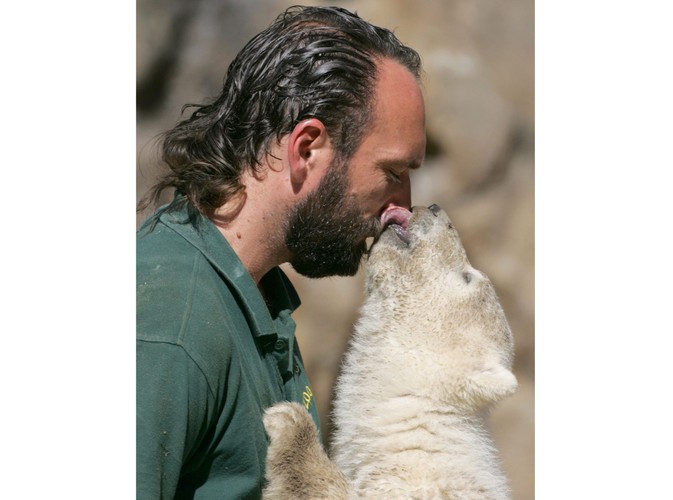 Zdjęcie zrobione w kwietniu 2007 roku: Knut ze swym pierwszym opiekunem, nieżyjącym już Thomasem Doerfleinem