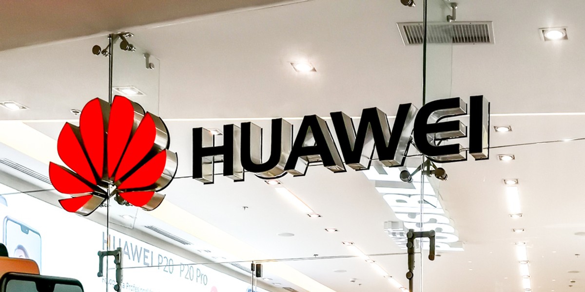 Łańcuch dostaw chińskiego producenta elektroniki użytkowej w połowie maja 2019 roku został zakłócony przez decyzję amerykańskiego resortu handlu o wpisaniu Huawei i 70 związanych z chińskim koncernem firm na tzw. czarną listę podmiotów, które muszą uzyskiwać zgodę rządu w Waszyngtonie na to, by kupować amerykańskie komponenty i technologię. 