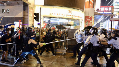 A levegőben rúgta le a rendőrt a hongkongi tüntető – brutális felvétel
