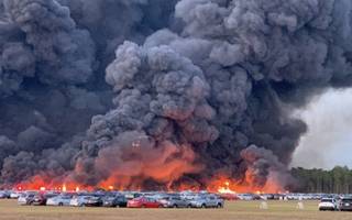 W pożarze na lotniskowym parkingu spłonęło 3,5 tys. prawie nowych aut