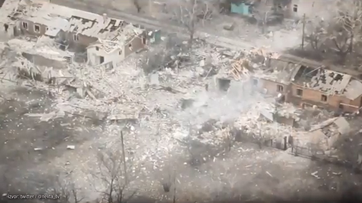 (VIDEO) "KOJI MANIJAK OVO NAZIVA POMOĆ?!" Osvanuo jeziv snimak iz grada u kojem se vodila NAJKRVAVIJA BITKA u Ukrajini: Sve potpuno sravnjeno sa zemljom Kép