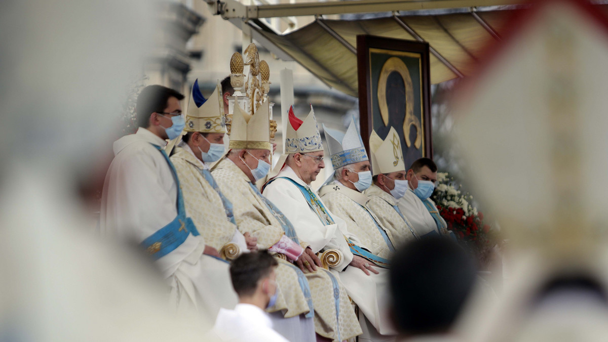 Biskupi wezwani do Watykanu. Papież Franciszek otrzyma specjalne relacje