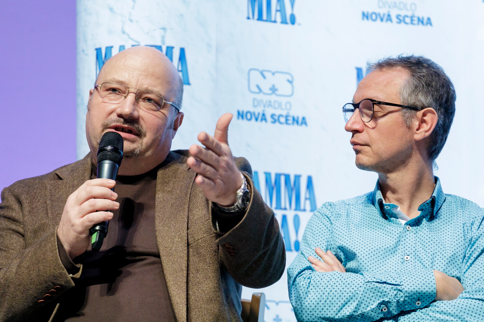Na snímke zľava textár Martin Sarvaš a režisér Svetozár Sprušanský počas tlačovej konferencie k premiére muzikálu Mamma mia! na scéne divadla Nová scéna v Bratislave v roku 2017.