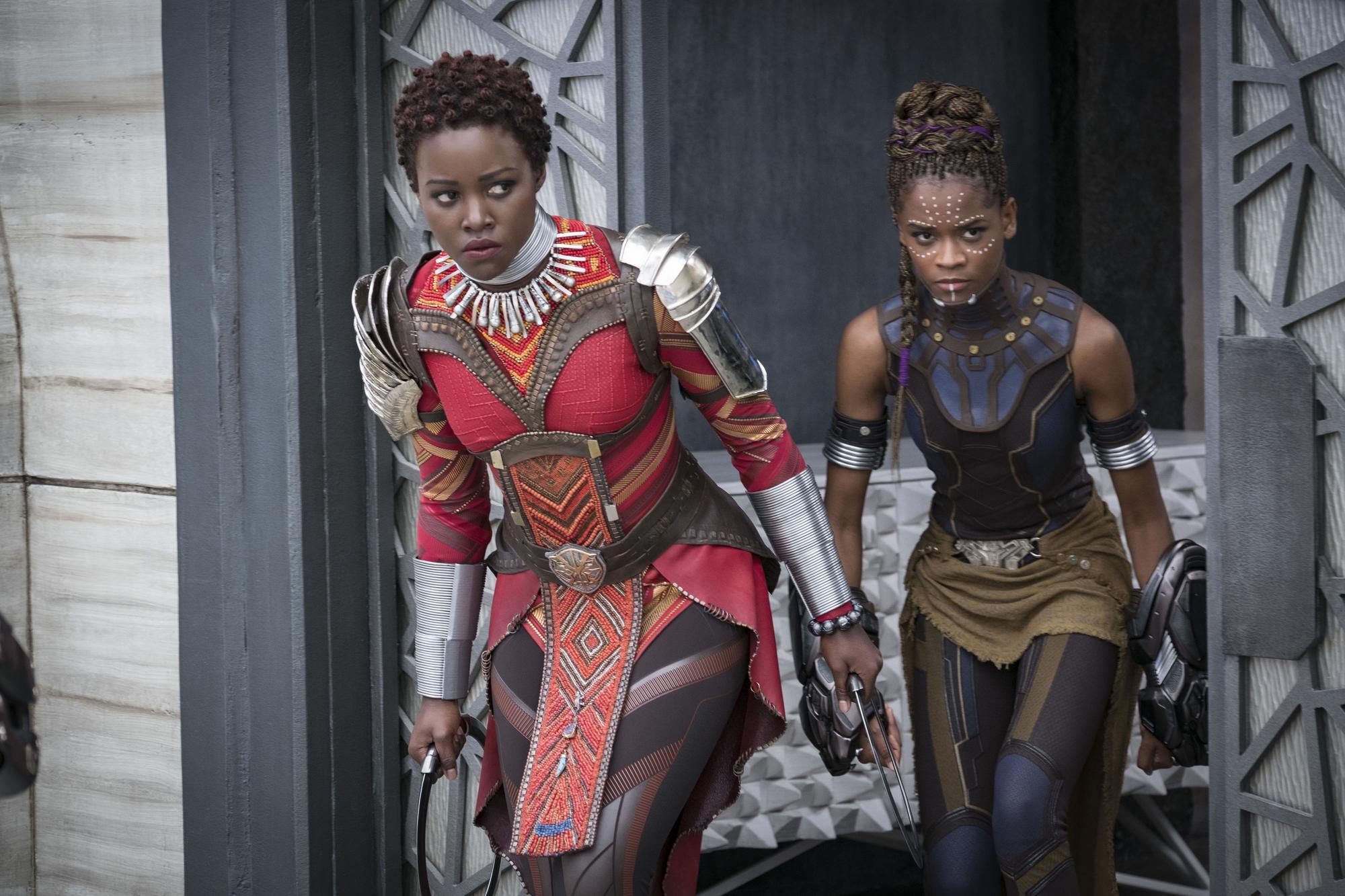 Pri stvárňovaní Wakandy sú kombinované prvky futurizmu a tradičnej africkej kultúry. Vidieť to napríklad na dizajne uniforiem týchto postáv a zbraniach, ktoré držia v rukách.