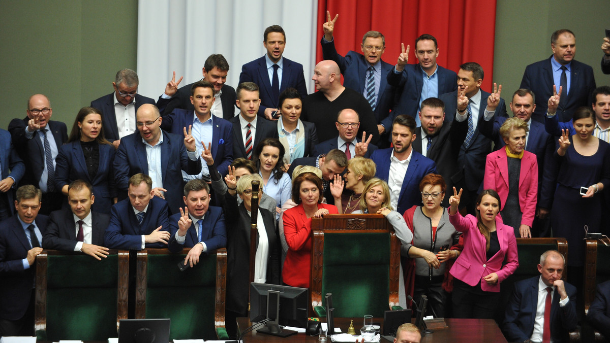 PiS będą zastanawiać się nad ewentualnymi zmianami w regulaminie Sejmu, które utrudniałyby takie działania posłów, które uniemożliwiają pracę parlamentu - zapowiedział dzisiaj wicemarszałek Senatu Adam Bielan. I przyznał, że pojawiły się pomysły zmierzające do tego, żeby utrudnić formy protestu, jakie stosowała opozycja.