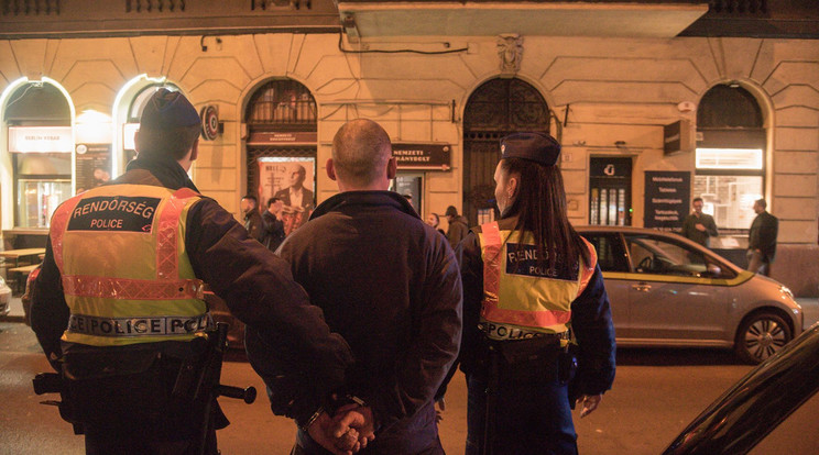 Ellenőrzés a bulinegyedben / Fotó: Police.hu/Bazánth Ivola