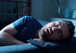 Spavanje sa uključenim televizorom šteti zdravlju na više načina