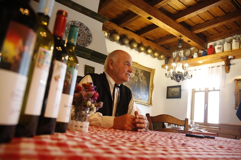 Zvonko Bogdan i vina iz vinarije koja nosi njegovo ime