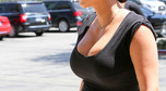 Kim Kardashian z coraz większym brzuszkiem