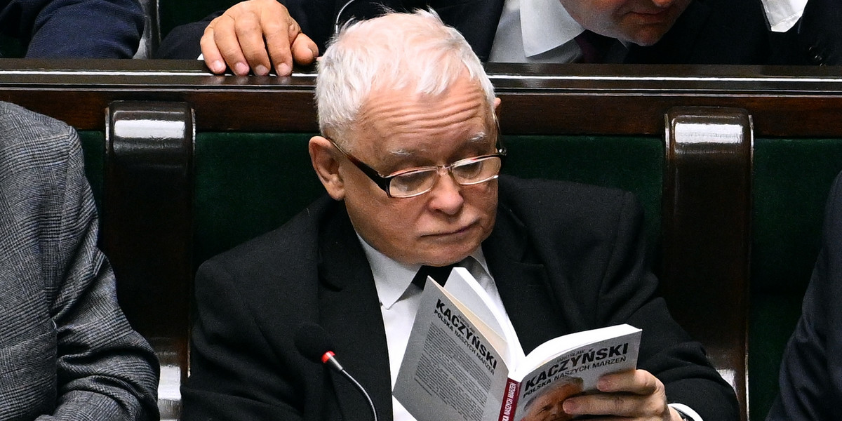 Zaczytany Jarosław Kaczyński w Sejmie.