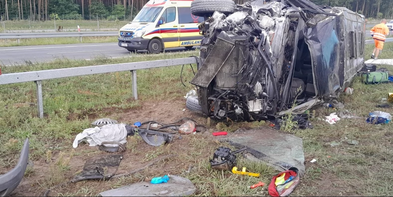 Zderzenie busa z ciężarówką w miejscowości Potaszniki. W tle widać karetkę, która zabrała ofiary z miejsca wypadku, a chwilę później...