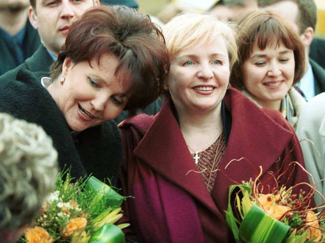 Ludmiła Putin z Jolantą Kwaśniewską w 2002 roku