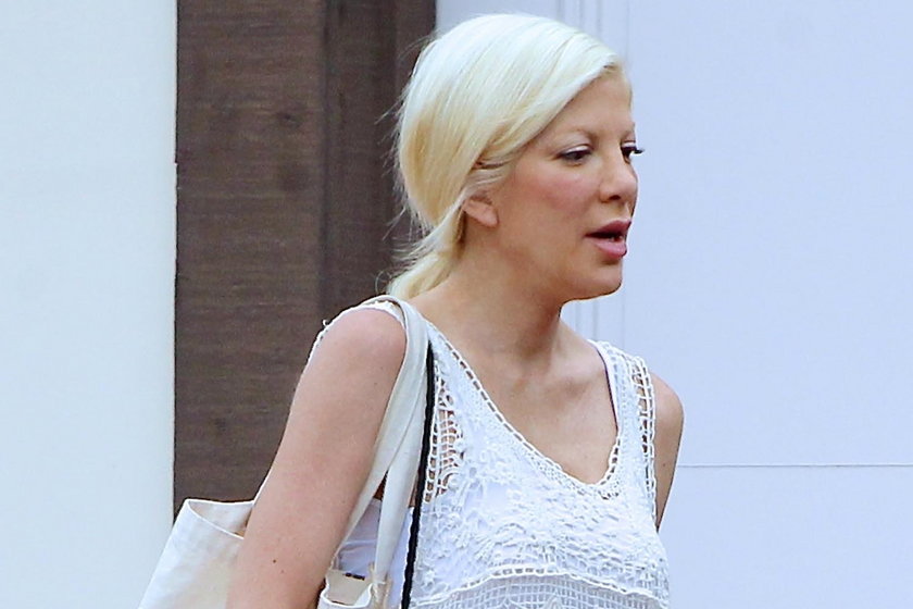 Tori Spelling bez butów