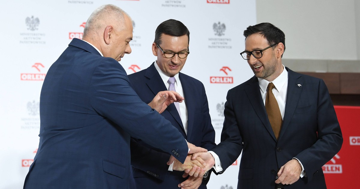 Ekspertyzy na stole, służby miały wolne. Tajemnice wokół sprzedaży Lotosu