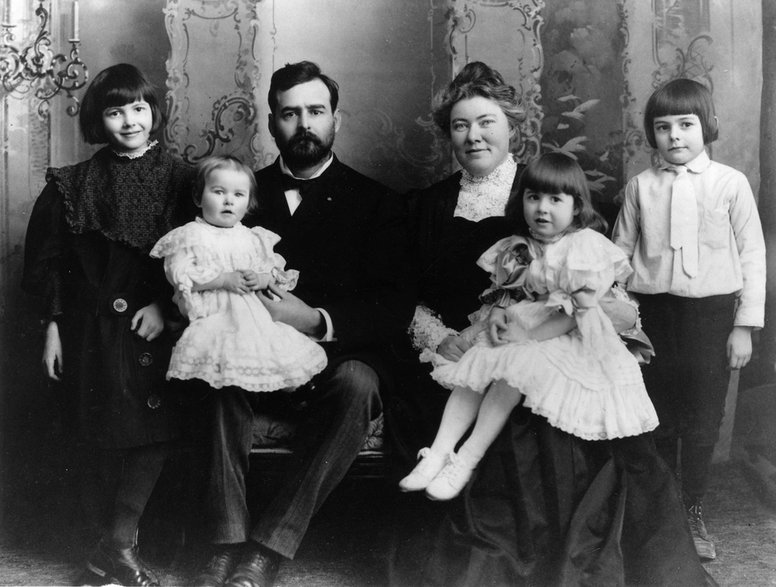 Ernest Hemingway (po prawej) z rodziną (1905 r.)