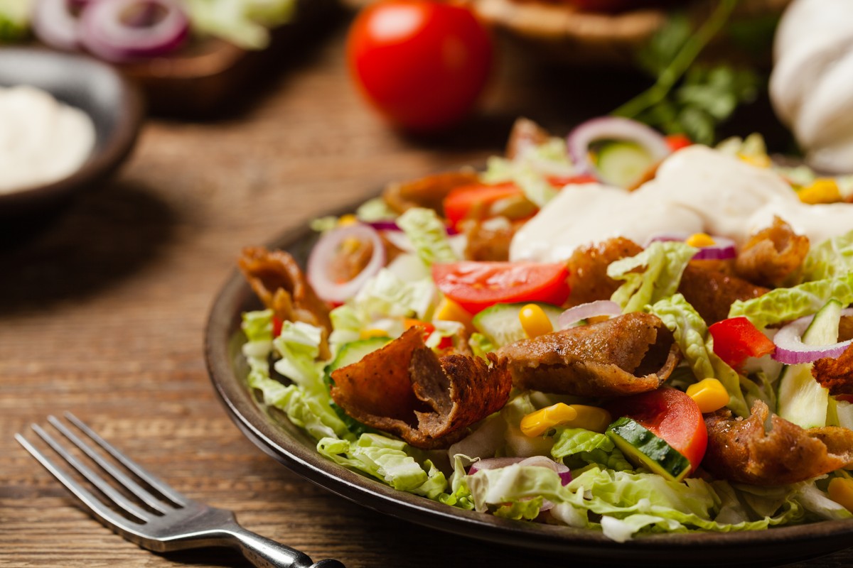 Sałatka gyros. Dobra na każdą okazję