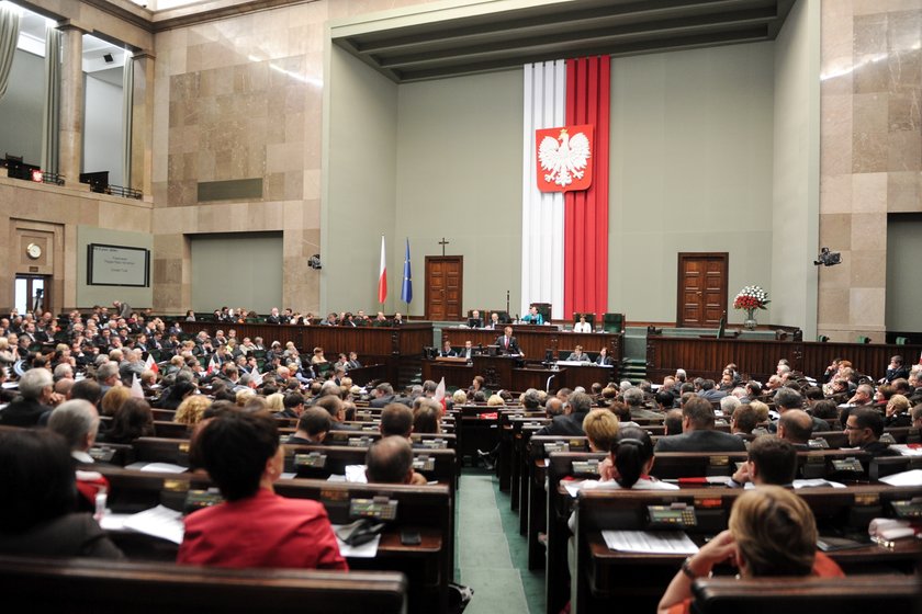 Polacy coraz bardziej lubią prezydenta. Coraz gorzej oceniają Sejm