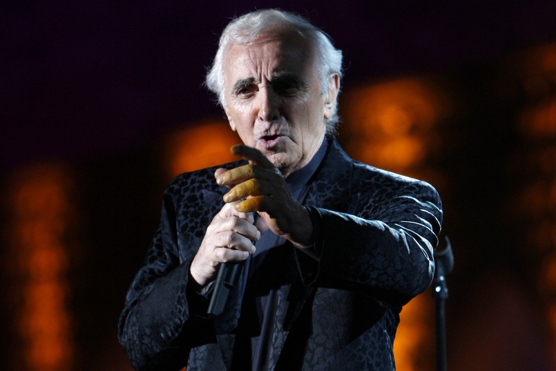 Charles Aznavour (rocznik 1924) przyszedł na świat w Paryżu, w rodzinie ormiańskich imigrantów jako Szahnur Waghinak Aznawurian. – Mój ojciec był osobą o artystycznej duszy, bardzo beztroskim człowiekiem. Mama zaś dużo płakała, bo w jej rodzinie było bardzo dużo śmierci. Niezależnie od tego w domu było dużo miłości – wspomina muzyk, który przez całe swoje życie aktywnie działał na rzecz ziemi przodków – od 2009 roku pełni funkcję ambasadora Armenii w Szwajcarii. Jest też stałym przedstawicielem tego kraju przy ONZ i UNESCO