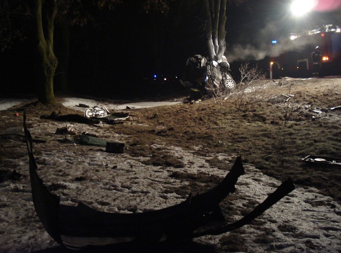 Wrak Forda Mondeo po wypadku na drodze nr 19 w miejscowości Wincentów (gm. Lubartów)